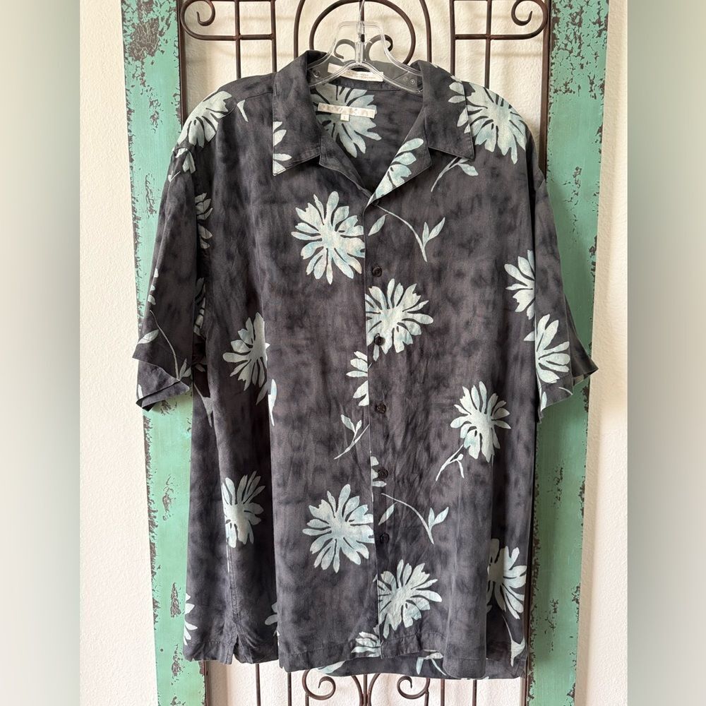 Perry Ellis washable silk men's shirt sleeve Hawaiian style shirt. Size Lg.